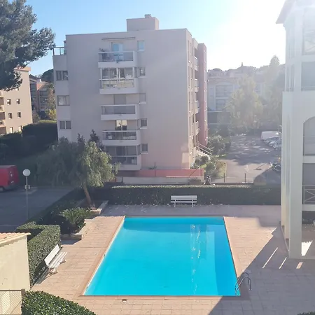 Avec Coin-nuit, Piscine, Terrasse Et Parking A Sainte-maxime, Proche Plages Et Commerces - Fr-1-780-74 Apartment Sainte-Maxime